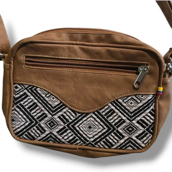 Cotera Leather Women's zippered crossbody bag made in Madeline Columbia - Picture 2 of 7